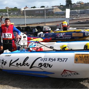 Rynhardt Koekemoer (links) en Tiekie Morkel  by hulle Rubbetboot, Koekeloer, tydens die Trans Agulhas Wedvaart. 